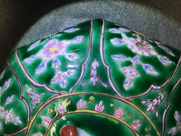 Une paire de bols couverts en porcelaine de Chine de style Bencharong pour le march&eacute; thai, 19&egrave;me
